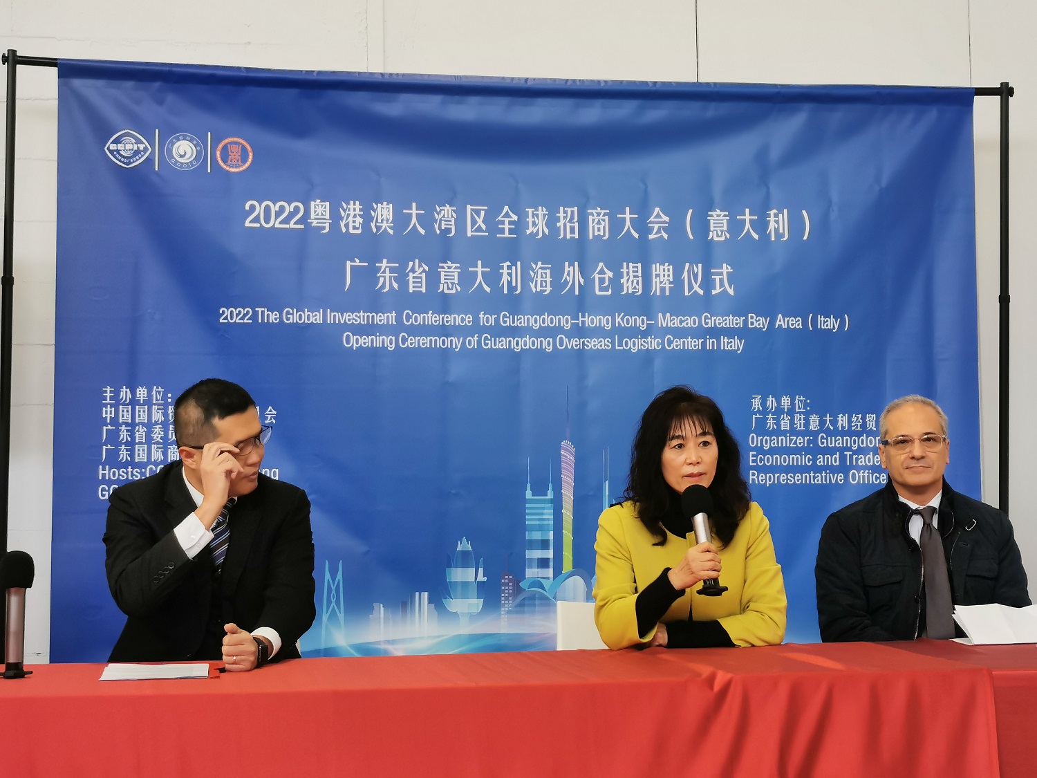 舒骆玫参赞出席广东省意大利海外仓揭牌仪式暨2022粤港澳大湾区全球招商大会意大利分会开云 开云体育平台(图1)