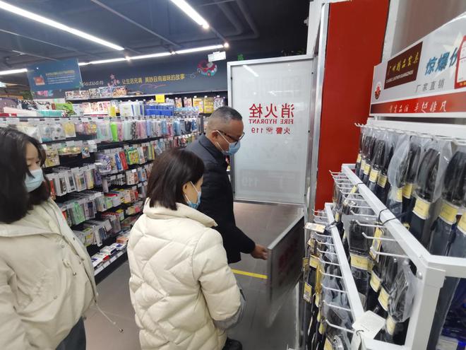 严守安全关 筑牢平安线——县开云 开云体育经济商务局开展商贸领域节前安全生产检查(图1)