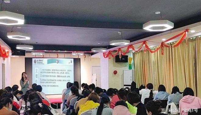 【灵峰金鸡新年贺词】公德关爱暖人心砥砺奋进新征开云体育 开云官网程!(图2)