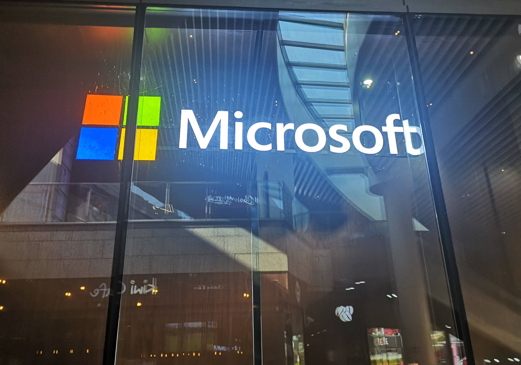 开云 开云体育APP陷入“寒冬”！美国企业1月宣布裁员超10万招不到人怎么办？去年北美公司买了441万个机器人(图2)