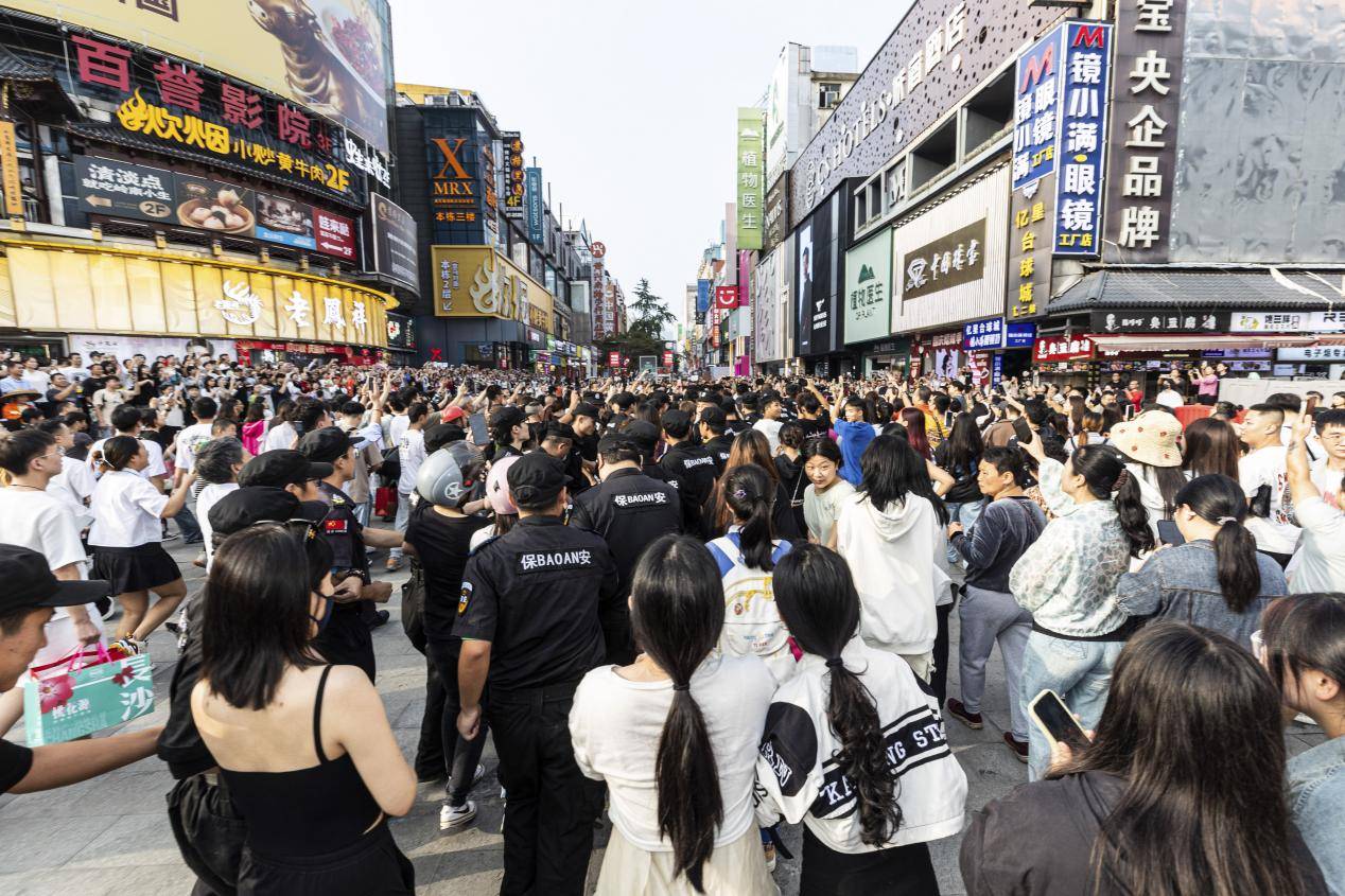 新夹克 新七匹开云APP 开云官网入口狼 用科技武装的“新物种”(图8)