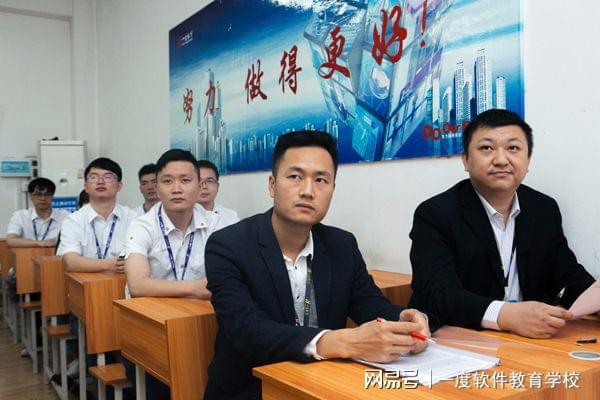 开云APP 开云官网入口如今软件开发行业发展趋势如何？想转行还来得及吗(图1)