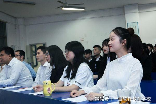 开云APP 开云官网入口如今软件开发行业发展趋势如何？想转行还来得及吗(图2)