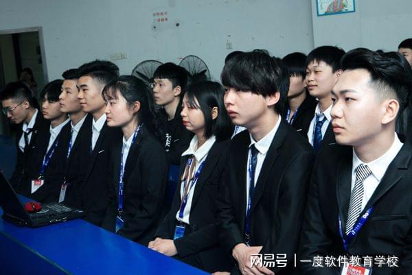 开云APP 开云官网入口如今软件开发行业发展趋势如何？想转行还来得及吗(图3)