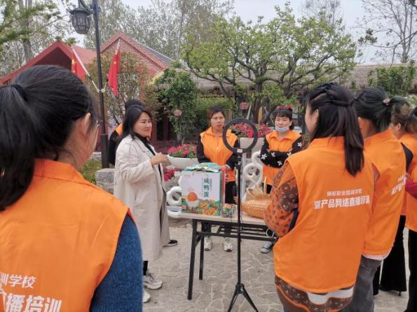 开云体育 开云平台邹城市妇联：巾帼电商培训赋能妇女“云端”创业就业(图2)